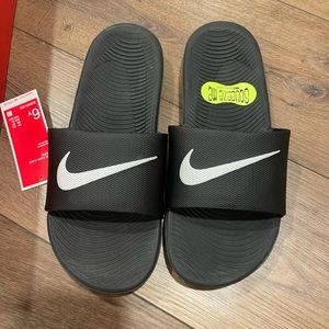 Nike sandals size 6.
